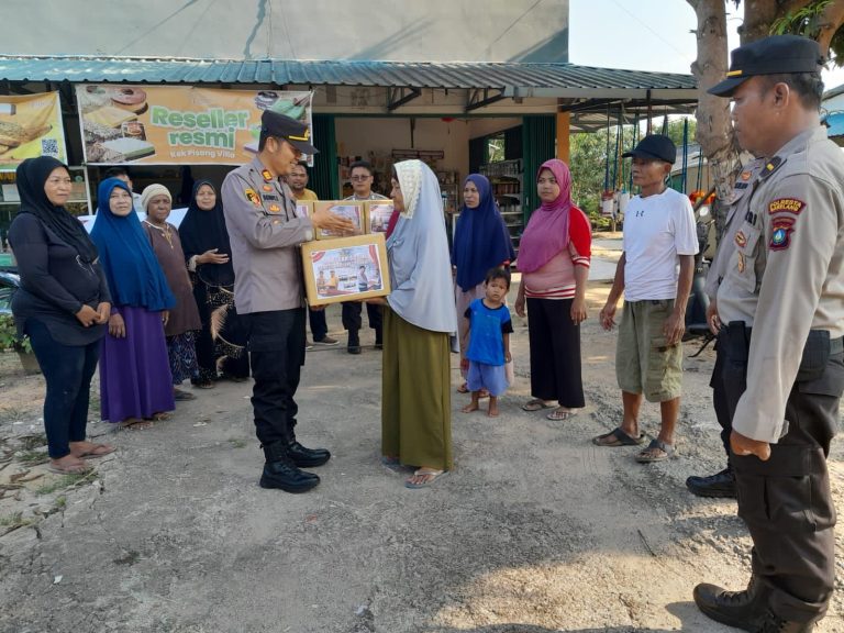 Kapolda Kepri Melalui Polsek Sei Beduk, Bagikan Bantuan Sosial Kepada Warga Kavling Sei Daun