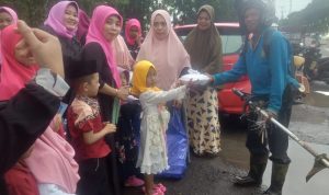 Antusias, TK Rostiah Berbagi Takjil  ke Pengguna Jalan dan Tukang Bentor