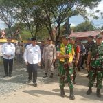 ANTUSIAS Warga beserta BUPATI Kotabaru dan Wabub dalam Rangka menyambut kedatangan Letjen TNI Ignatius Yogo Triyono,M.A