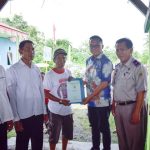 Bupati Morut Serahkan 890 Sertifikat Tanah Kepada Warga Desa Malino