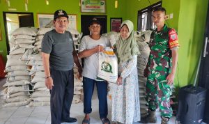 Pemdes Cikoang Bagikan Bantuan Pangan Beras dari Bulog