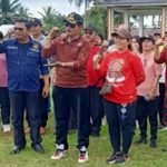 Bupati Nias Barat Pimpin Gotong Royong Jelang Pelaksanaan Open Turnamen Bupati Cup Tahun 2023, di Lapangan Bola Tetesua Kecamatan Sirombu