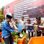 Kapolres Donggala Panen Ikan Lele Di Halaman Mapolres