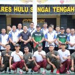 SINERGITAS POLRI dan TNI Melaksanakan Olahraga Bersama di Halaman Mapolres HST