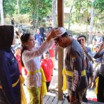 KAPOLDA Kalsel Bersama IOF Kalsel Kunjungi Desa Datar Ajab Serta Memberikan Bantuan Sosial Dalam Rangka Hari Bhayangkara ke-77