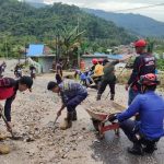 Damkar Morut Bersihkan Material Di Jalur Dua Korololama