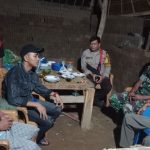 Pemantauan Wilayah dan Komsos Dimalam Hari, Babinsa Pastikan Keamanan Wilayah Tetap Kondusif