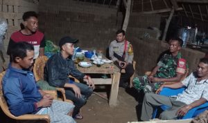 Pemantauan Wilayah dan Komsos Dimalam Hari, Babinsa Pastikan Keamanan Wilayah Tetap Kondusif