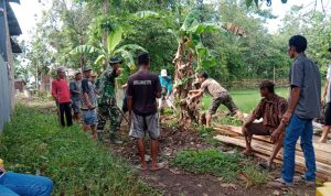 Babinsa Kelurahan Mattompodalle Ajak Warganya Kerja Bakti Perintisan Akses Jalan Baru