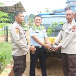 Semarakkan HUT Bhayangkara Polri Ke 77 Lapas Kolonodale Serahkan 100 Bibit Pohon Mahoni Hasil Budidaya Warga Binaan