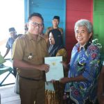Serahkan Sertifikat Hak Atas Tanah Nelayan (SEHAT Nelayan) di Desa Ungkea