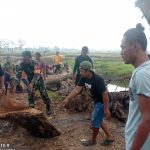 Babinsa Dan Bhabinkamtibmas Ajak Warga Gotong Royong Pindahkan Batang Pohon Yang Tumbang