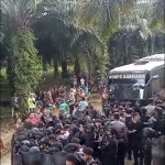MASYARAKAT Seruyan Kalimantan Tengah melakukan aksi Demo Tuntut HAK mereka Kepada Perusahaan Perkebunan Sawit