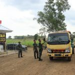 Anggota Satgas TMMD Reguler Ke 117 Kodim 1426/Takalar Membagikan Nasi Kotak Kepada Sopir Truk