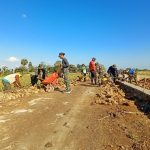 Panas Terik Bukan Halangan, Anggota Satgas TMMD Lanjutkan Pengerjaan