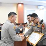 Diserahkan Kapolda Sulteng, Kapolres Donggala Terima Penghargaan Yanlik Dari KemenPan- RB