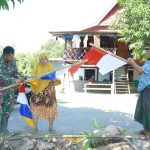 Babinsa Turun Langsung Ke Wilayah, Bantu dan Ajak Warga Naikkan Bendera Merah Putih