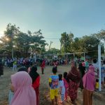 Semangat Warga dan Emak – Emak Bermain Voli, Saat Anggota Satgas TMMD Menjadi Wasit