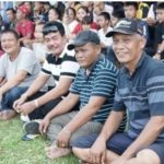 Khenoki Waruwu Duduk Tanpa Alas Nonton Bola Bareng Dengan Masyarakat