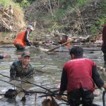 GOTONG Royong Kodim 1002/HST Bersama Masyarakat Hulu Sungai Tengah untuk Bersihkan Sungai