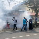 ANTISIPASI Penyakit DBD di Kabupaten HST, Babinsa Koramil 06 Bantu Fogging di Kelurahan Bukat