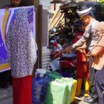 Personel Ditlantas Polda Sulsel Distribusikan Air Bersih ke Warga yang Membutuhkan
