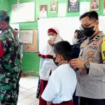 kegiatan Bagi-Bagi Masker Gratis untuk Pelajar oleh Babinsa Kodim 1002/HST dan Bhabimkamtibmas Polres HST