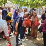 Rachmat Hidayat didampingi Ketua DPC PDIP Lombok Barat , Lalu Muhammad serahkan bantuan dana hibah kewirausahaan senilai 800 juta , Bagi Sembako untuk Janda dan Orang Jompo dan Santunan Anak Yatim.