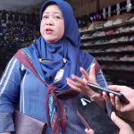 MURNIATI Kepala BPJS Ketenagakerjaan Kota Banjarmasin Kolaborasi dengan Acil Ipit Bemamai di Pasar Baru Taman Sari