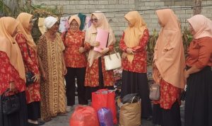 Serahkan Bantuan Korban Kebakaran, Ketua DWP Sekretariat DPRD Buol: Semoga Meringankan Beban Mereka