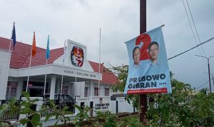 Netralitas KPU-Bawaslu Dipertanyakan, Sejumlah APK Paslon Capres -Cawapres Terpasang Didepan Kantor KPU Takalar
