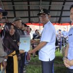 Pj Bupati Takalar Serahkan Sertifikat Tanah kepada Warga Program PTSL dan Redis
