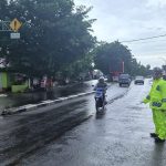 Hujan Tidak Menyurutkan Semangat Personel Sat Lantas Polres Takalar Lakukan Pengaturan Pagi