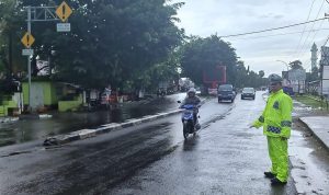 Hujan Tidak Menyurutkan Semangat Personel Sat Lantas Polres Takalar Lakukan Pengaturan Pagi