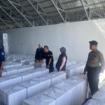 Satgas OMB Polres Banggai Amankan Pengepakan Surat Suara di Gudang Logistik KPU.