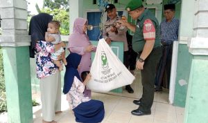 Wujudkan Balita Sehat, Babinsa Dampingi Petugas Berikan Layanan Posyandu