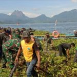 Kodim 0619/PWK bersama Warga Bersihkan Eceng Gondok di Waduk Jatiluhur