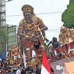 Puluhan Ribu Penonton Dari Berbagai Daerah Datang Banjiiri Pawai Ogoh-Ogoh Di Kota Mataram
