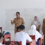 Pj. Bupati Setiawan Aswad Pantau Ujian Sekolah di SMP Negeri 1 Takalar