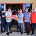 Bupati Morut serahkan bantuan untuk warga terdampak banjir di Kecamatan Petasia Barat