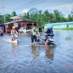 Jalan Trans Sulawesi tergenang banjir. Satlantas Polres Morowali Utara bantu warga melintasi banjir