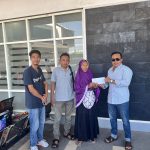 Tim Relawan Hj Sumiatun Memberikan Santunan Kepada Korban Kekerasan Di Montong.
