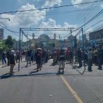 Warga Montong Buwuh Blokir Jalan,Desak APH Tangkap Pelaku Penyerangan