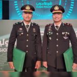 Kapolri Beri Penghargaan Pin Emas Kepada Dua Anggotanya Atas Prestasi Pendidikan di UEA