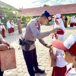 Momen Peringatan Hari Lahir Pancasila, Paops Kompi 3 Batalyon B Pelopor Lotim Berikan Sasar Siswa Berprestasi di  SDN 2 Lepak Timur