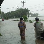 Polsek Toili Pantau Serta Evakuasi Warga Terdampak Banjir di Tolbar