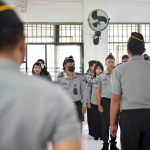Pastikan Jajarannya Bebas dari JUDOL, Kalapas dan Tim Satops Patnal Periksa HP Petugas