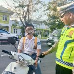 Demi Keselamatan, Polantas Takalar Tegur Pelajar Tak Kenakan Helm Saat Berkendara