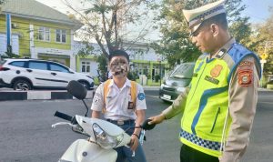 Demi Keselamatan, Polantas Takalar Tegur Pelajar Tak Kenakan Helm Saat Berkendara