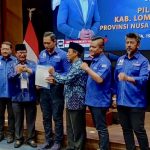 H Rumaksi dan Sukisman Tersenyum Lega, Ketika Ketum Demokrat AHY Serahkan Langsung SK B1KWK